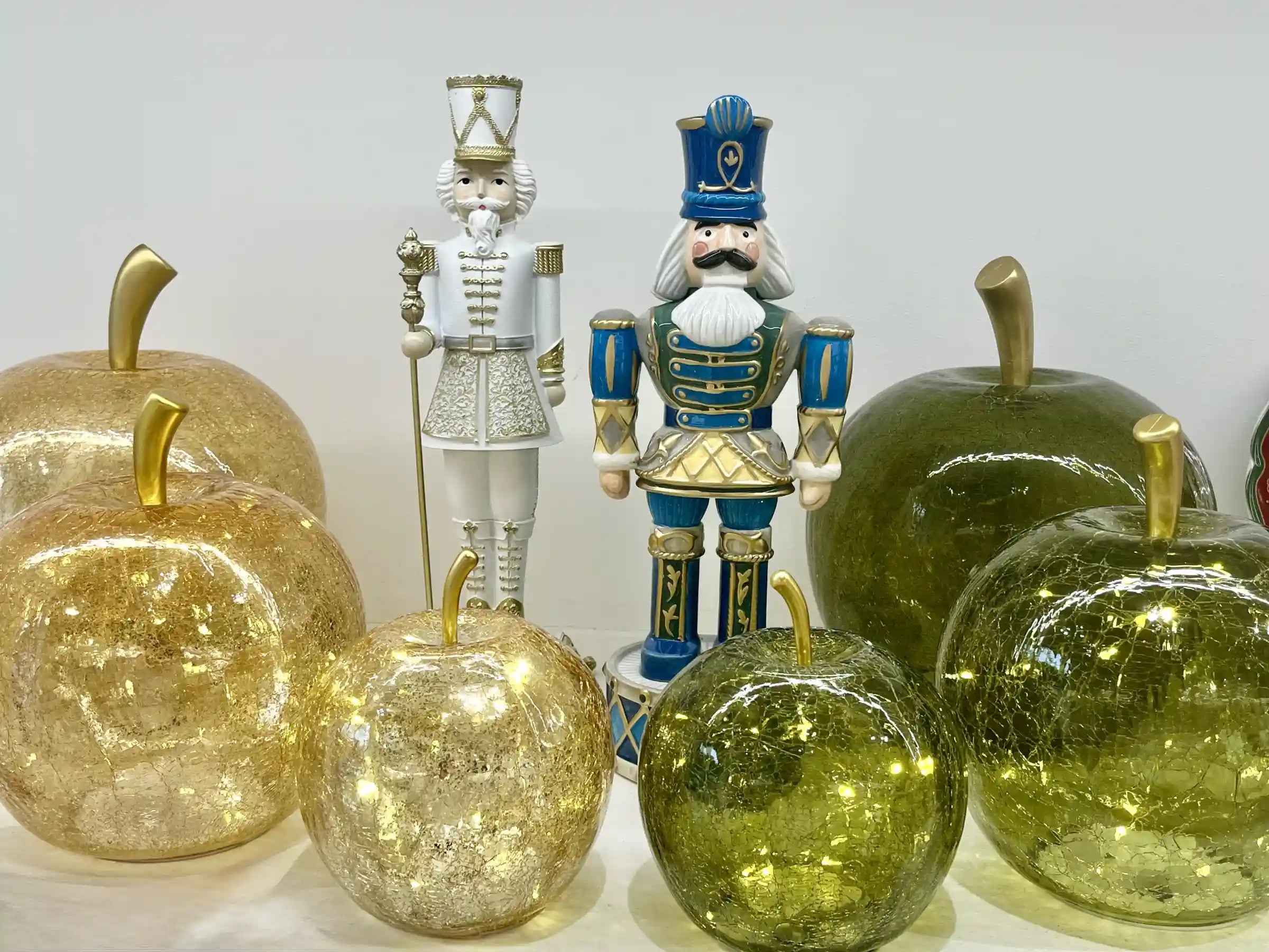 Dekorative Glaslampe Mela in Apfelform. Italienisches Glasdesign, erhältlich in Gold und Grün. Art & Glasdesign Interieur.