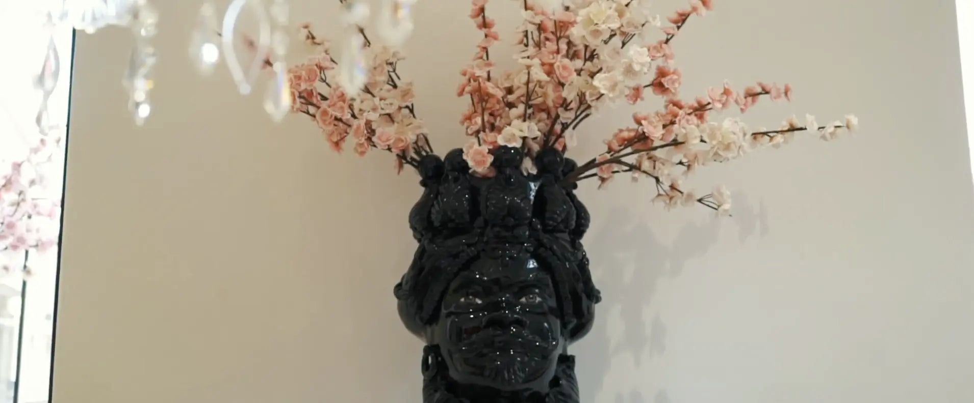 Detailliertes Video, das den handwerklichen Herstellungsprozess von individuellen Glasskulpturen und Designobjekten zeigt.