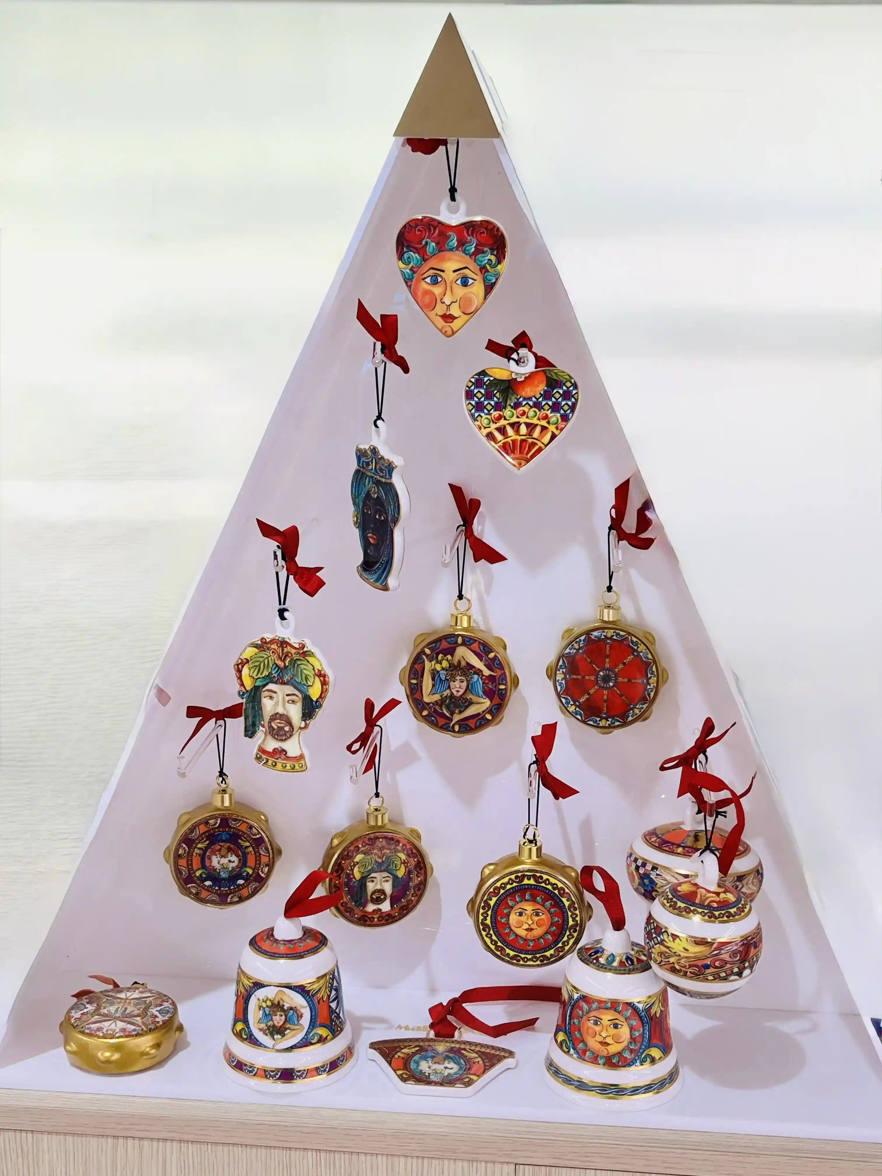 Handdekorierter Porzellanschmuck aus der Weihnachtskollektion Sicily Art. Mediterrane Motive auf feinem Porzellan.